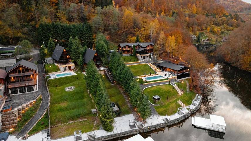 Villa pour 14 personnes, avec jacuzzi et piscine ainsi que jardin et balcon en Roumanie - 2