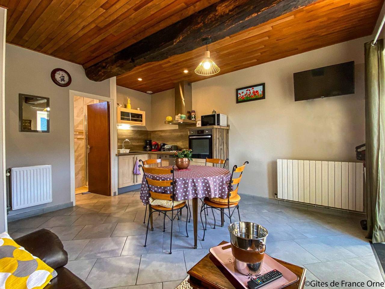 Studio entier, Charmante maison rénovée avec terrasse privée et jardin in La Chapelle-d'Andaine, Parc naturel régional Normandie-Maine