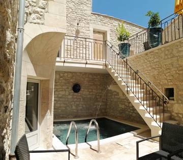 Gîte pour 8 personnes, avec terrasse à Saint-Restitut