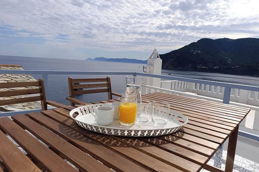 Cozy 1-bedroom villa in Skopelos in romantic part with a breathtaking view in Skopelos Stadt, Sporaden