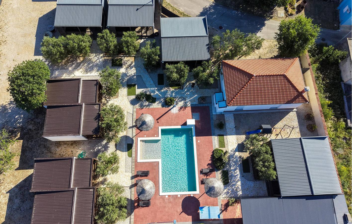 Gemütliche 1-Zimmer-Wohnung mit Pool, Terrasse und WLAN, 800 m vom Strand entfernt in Drage (Pakoštane), Zadar