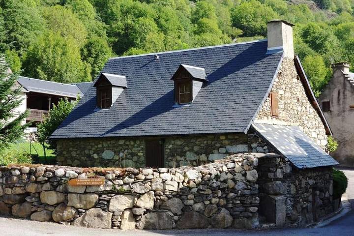 Gîte pour 10 personnes, avec jardin et vue à Oô