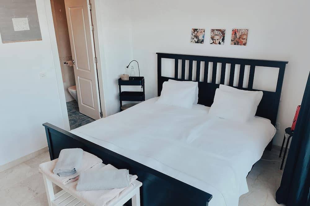 Heerlijk huis voor 8! Loopafstand Strand, solarium, zwembad, garage. in Hacienda Las Chapas, Marbella