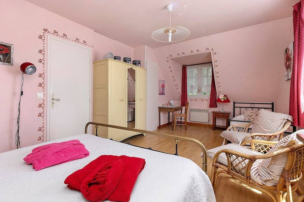 Chambre d’hôtes Rose Briéronne 3p - étage avec terrasse et jardin partagés, Wi-Fi in Saint-Lyphard, Région de Saint-Nazaire