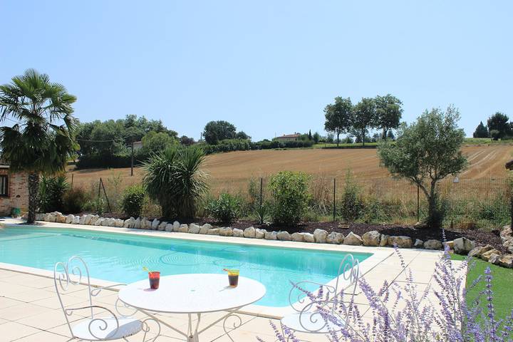 Gîte pour 9 personnes, avec jacuzzi et jardin ainsi que piscine et terrasse, animaux acceptés à Maureville