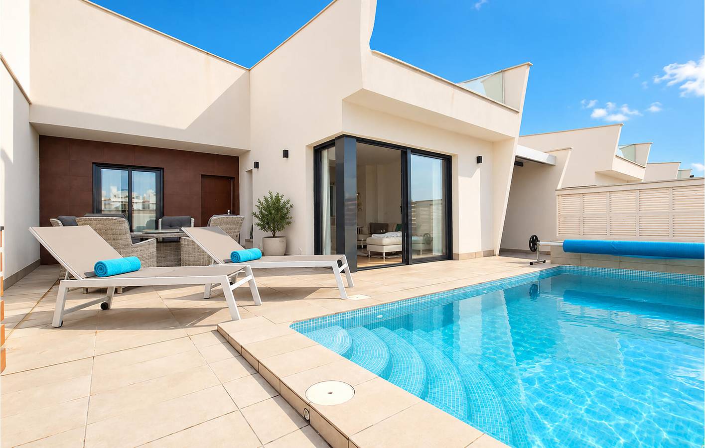 Apartamento junto a la playa con piscina y aparcamiento in Pueblo Patricia, Los Alcázares