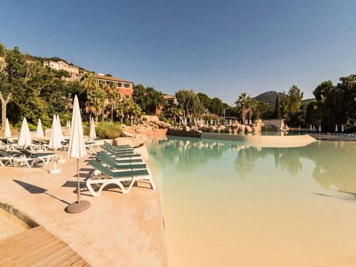 Vakantiewoning voor 6 personen, met balkon en zwembad, kindvriendelijk in Grimaud