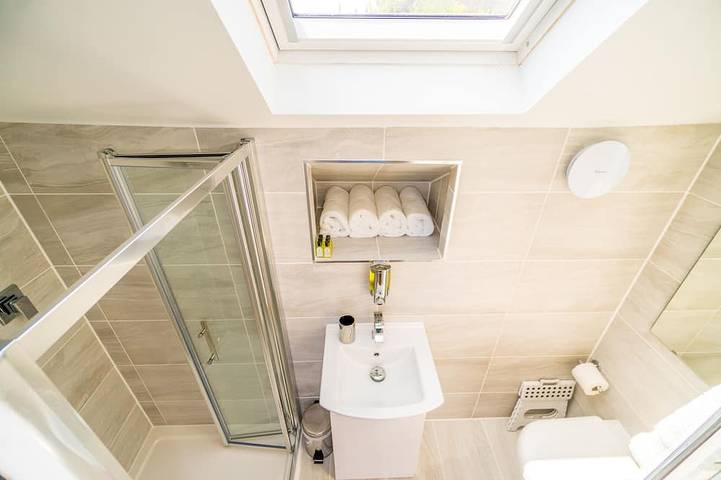 Ganze Wohnung, Sea View Studio Flat mit beheiztem Innenpool und Whirlpool, auf dem Land gelegen in Fairlight, Ost Sussex