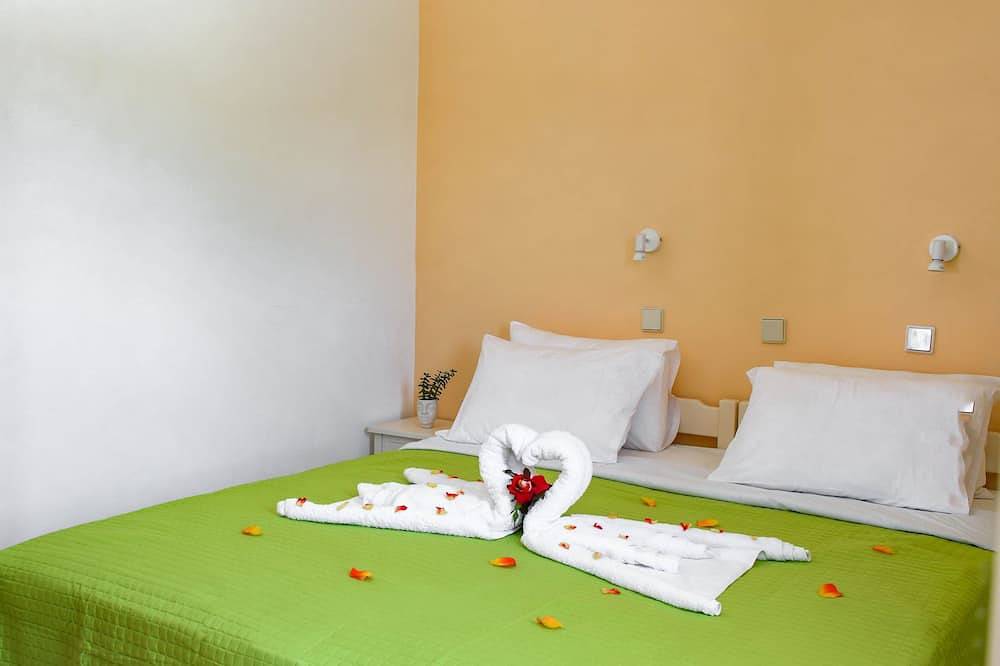 Ganze Wohnung, Litinas Apt with pool & balcony with sea view in Agia Marina, Chania und Umgebung