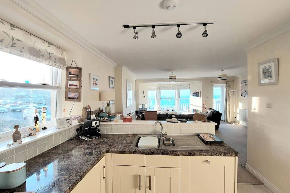 Ganze Wohnung, Stunning Sea Views Sleeps 4  in  lovely 2 bed, 2 bath show flat, garage included in Cornwall