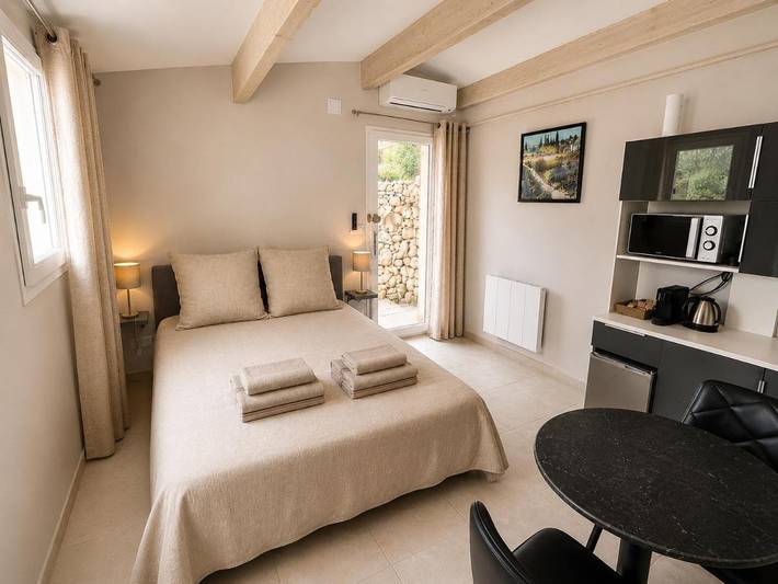 Location de vacances pour 2 personnes, avec Balcon et Terrasse ainsi que Jardin et Piscine à Grans - 4
