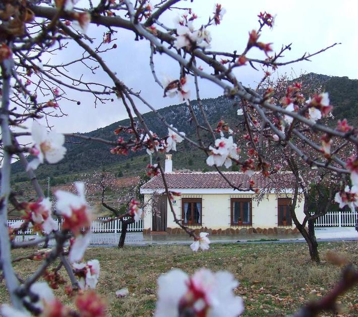 Casa rural para 4 personas, con Balcón y Terraza además de Jacuzzi y Jardín en Huéscar