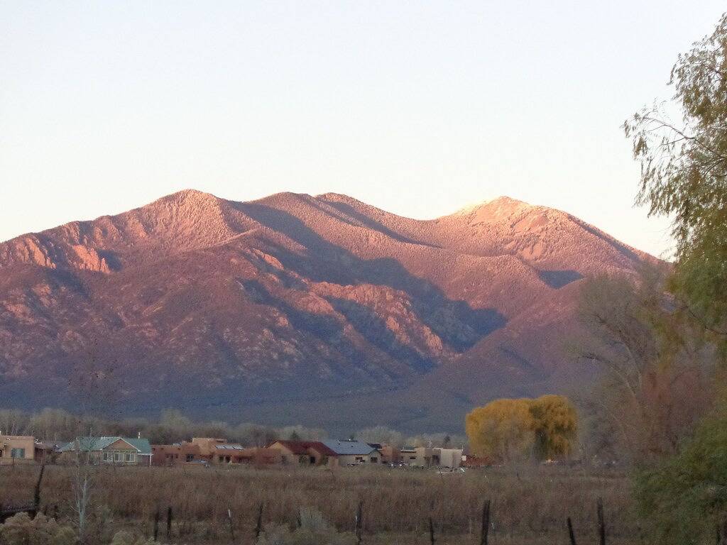 Pueblo Deco fängt die Essenz der Taos Adobe Innenarchitektur ein in Taos, Taos County
