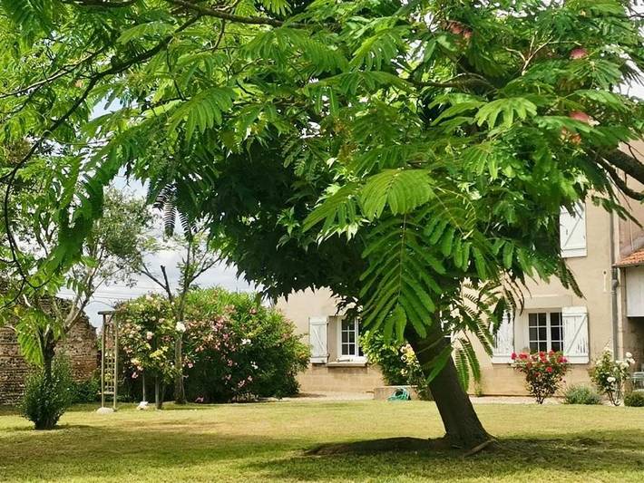 Location de vacances pour 2 personnes, avec Terrasse et Jardin ainsi que Piscine et Vue dans Sauveterre-Saint-Denis