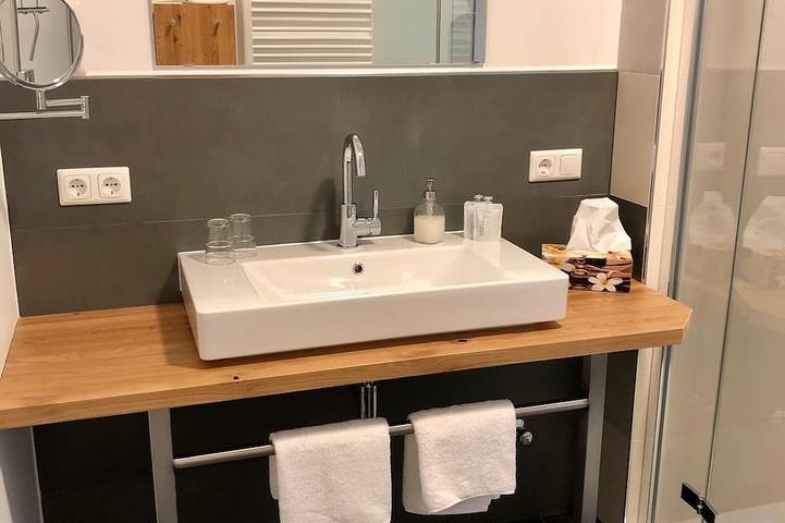 Ganze Wohnung, Geräumige Ferienwohnung (69 qm) für bis zu sechs Personen mit gut sortierter Küche in Bad Alexandersbad, Landkreis Wunsiedel im Fichtelgebirge