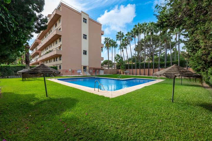 Entire apartment, Apartment 'Ocean View Dunas De Artola' with Sea View, Wi-Fi and Air Conditioning in Carib Playa, Marbella