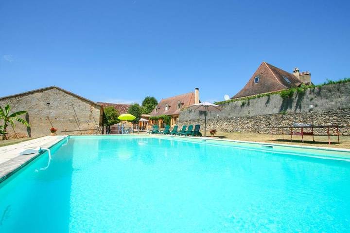 Location de vacances pour 6 personnes, avec terrasse ainsi que jardin et piscine à Pezuls