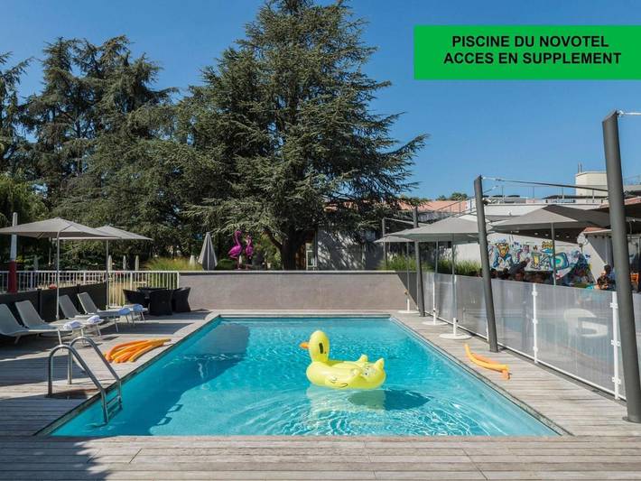 Hôtel pour 4 personnes, avec Terrasse ainsi que Jardin et Piscine