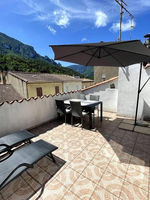 Location de vacances pour 6 personnes, avec vue et terrasse à Axat