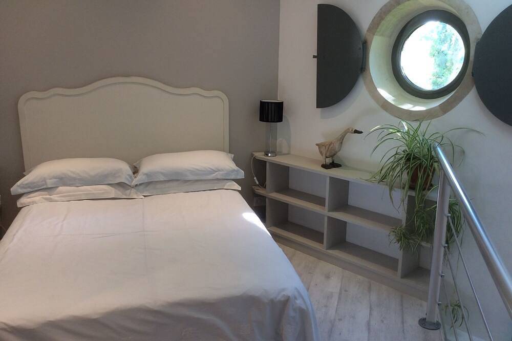 Handcrafted hexagonale tower for 2 with shared pool in Semur en Auxois in Semur-en-Auxois, Montbard region