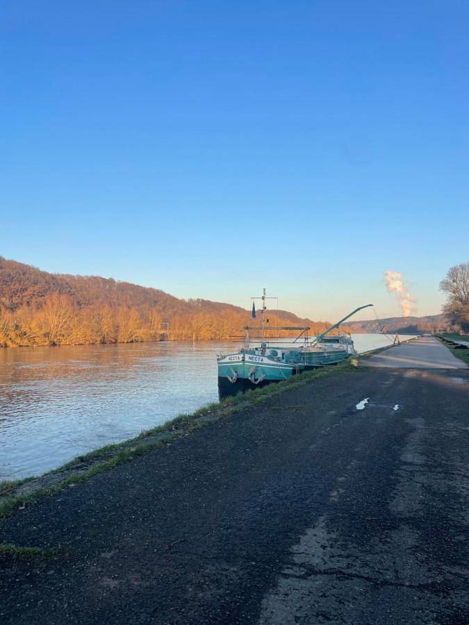 La péniche Necta in Huy, Région de Liège