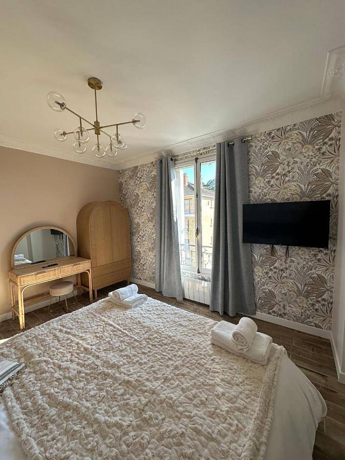 Appartement entier, One-Bedroom Apartment in Enghien-les-Bains, Val-d'Oise