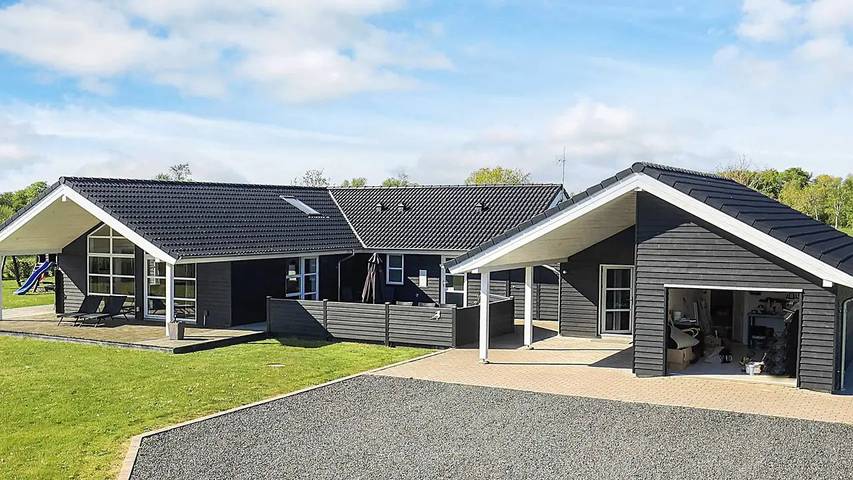 Ferienhaus für 11 Personen, mit Whirlpool und Terrasse sowie Garten und Sauna in Himmerland