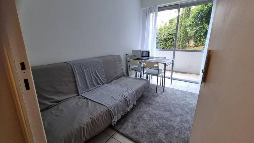 Location de vacances pour 2 personnes, avec Balcon et Terrasse ainsi que Jardin et Piscine à Caluire-et-Cuire