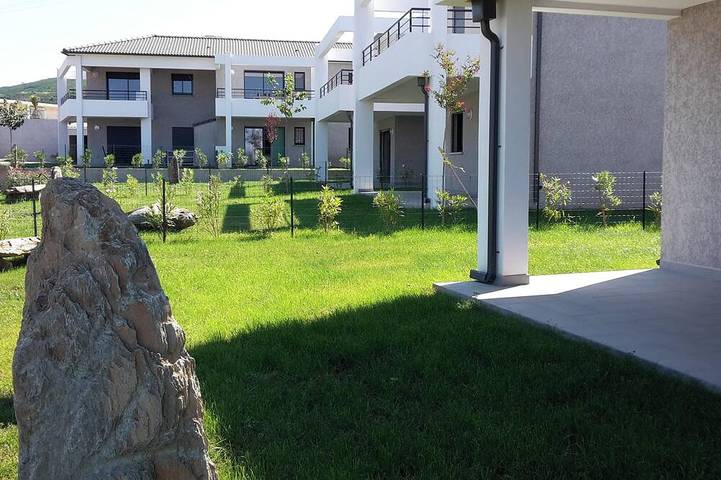 Appartement de vacances pour 4 personnes, avec piscine et jardin, animaux acceptés