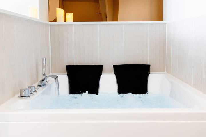 Entire apartment, L'Instant Caennais - Studio avec baignoire balnéo in Caen, Caen region