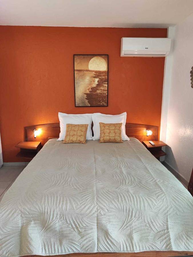 Gîte pour 2 personnes, avec piscine ainsi que jardin et terrasse dans Plage de Folle Anse - 4