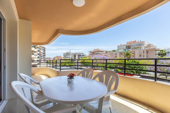 Ganze Wohnung, Zentrales Apartment „Marbella Suites“ nahe Strand mit Pool, Terrasse & Klimaanlage in Marbella Zentrum, Marbella