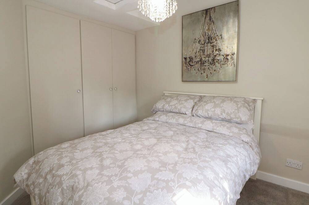 Lake Side Cottage, pet friendly, with a garden in Wakefield in Wakefield, Westliches Yorkshire