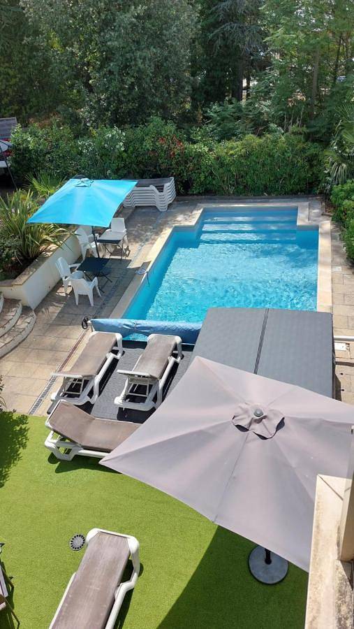 Chambre d’hôte pour 5 personnes, avec Terrasse et Jacuzzi ainsi que Jardin et Piscine à Ailhon