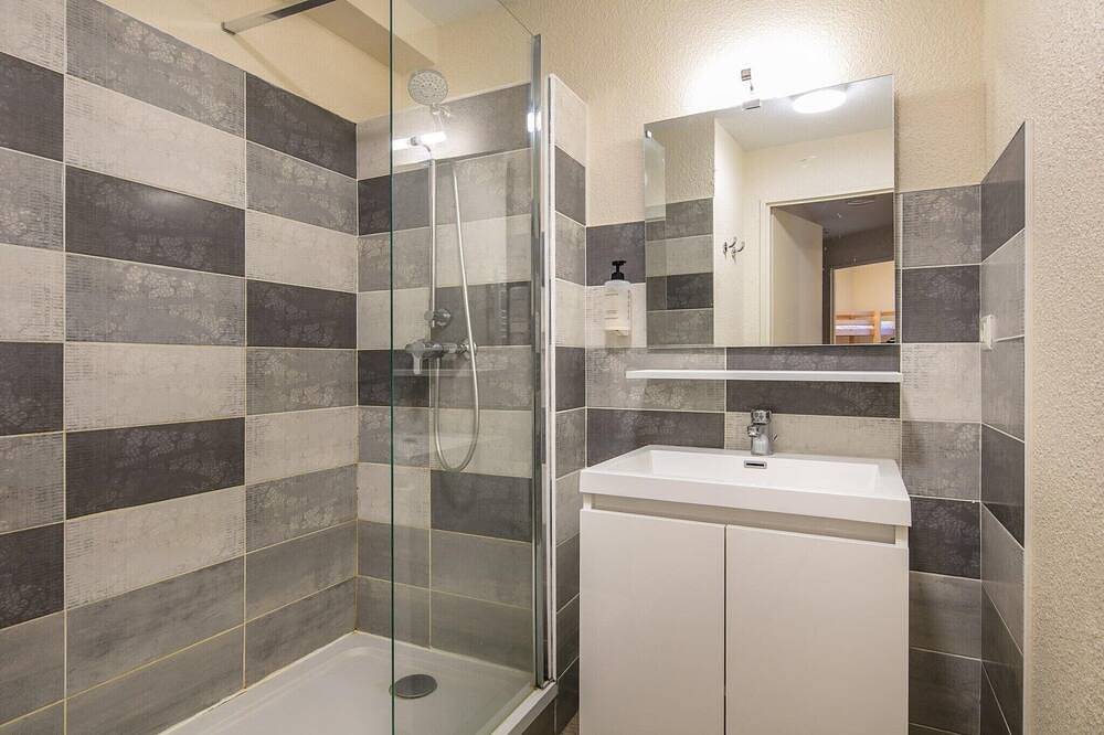 Entire apartment, Spacious Group Accommodation in the valley in Saint-Colomban-des-Villards, Saint-Jean-de-Maurienne region