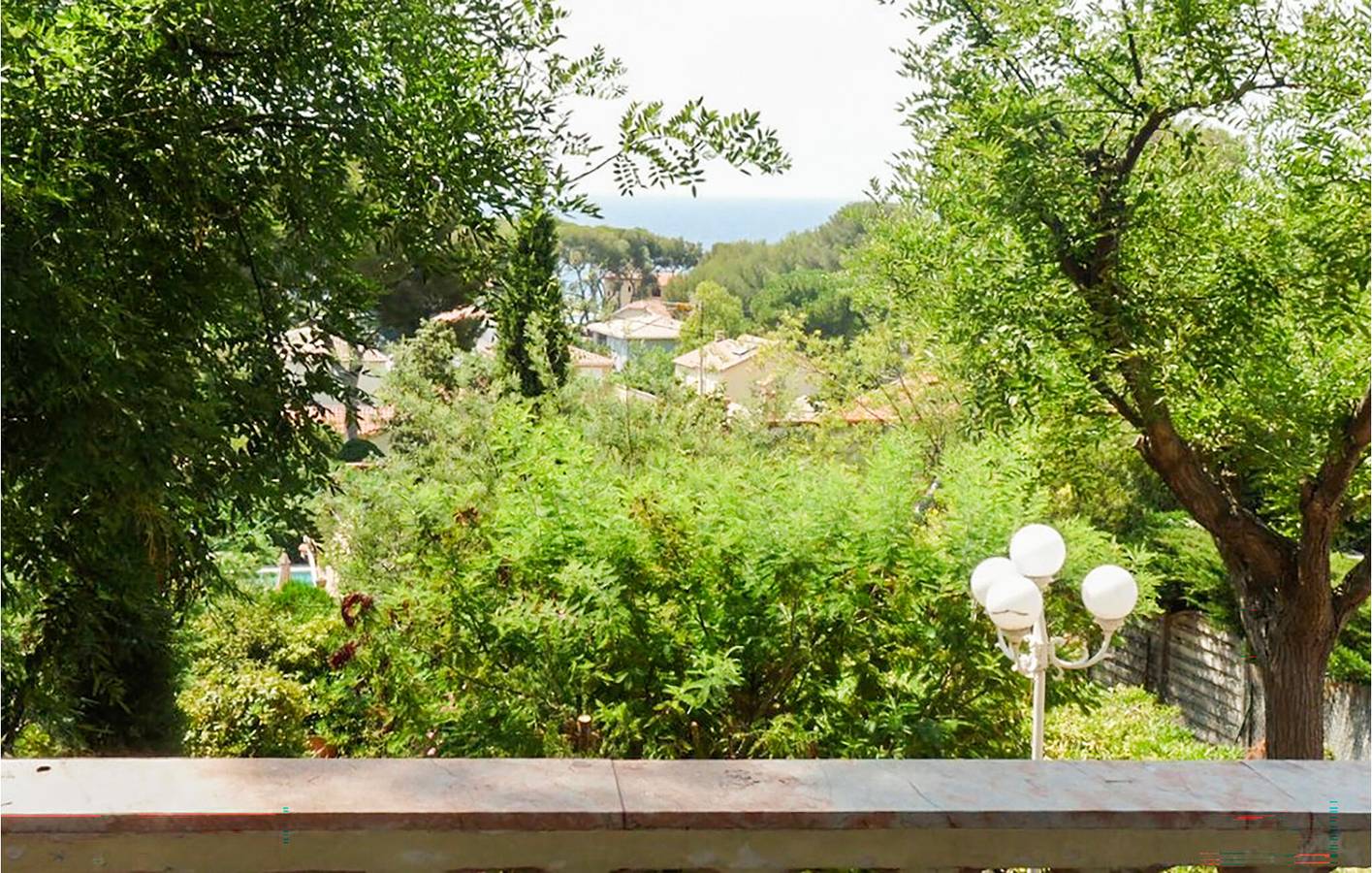 Charmant appartement d'une chambre avec vue sur la mer et terrasse, à 400 m de la plage in Carry-le-Rouet, Côte méditerranéenne (France)