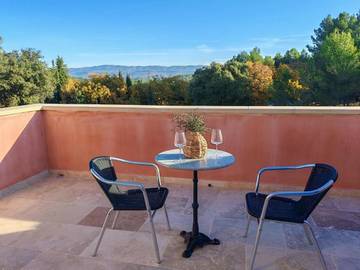 Gîte pour 2 personnes, avec balcon et vue à Roussillon