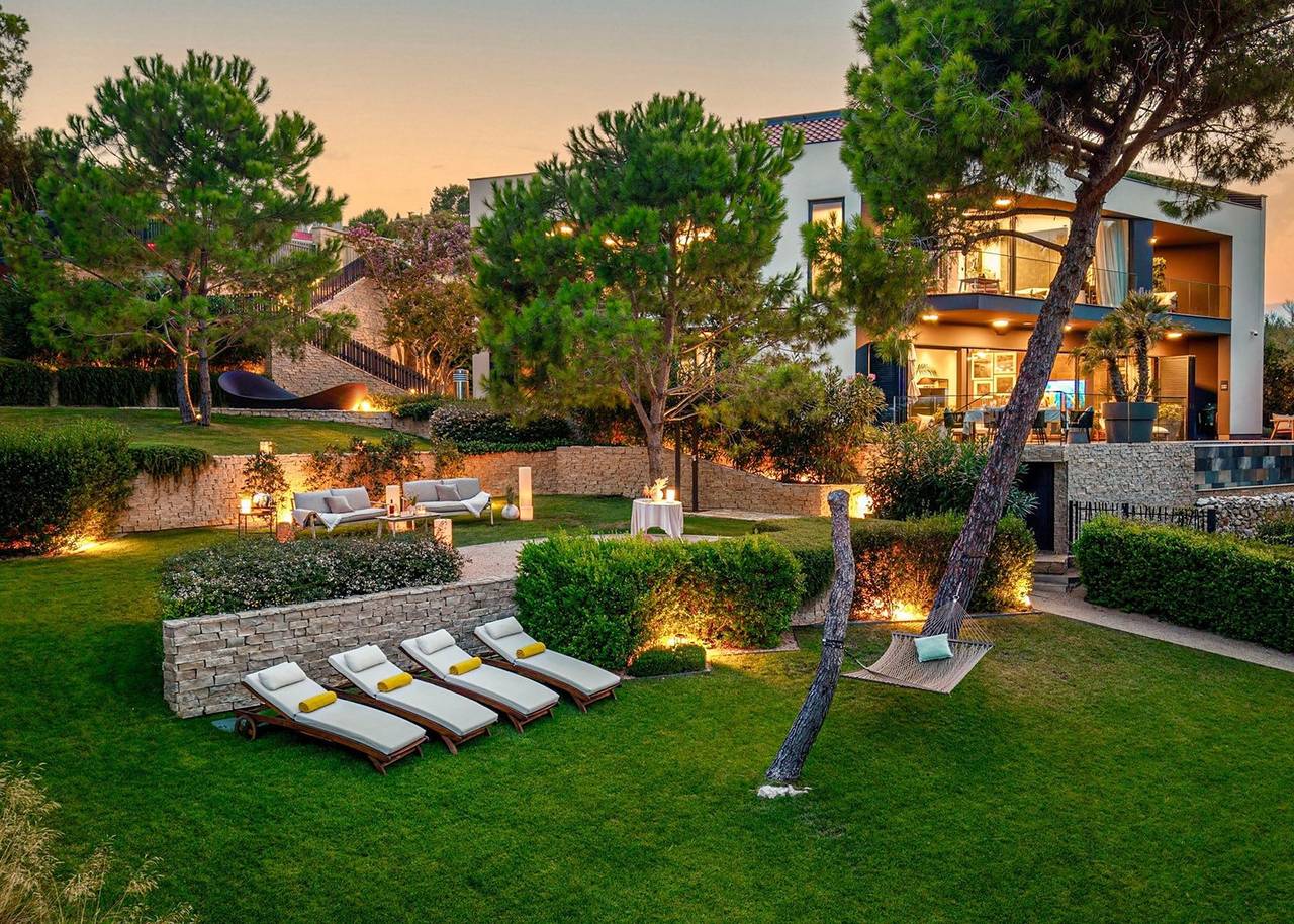 Villa Contessa - Una delle prime 200 ville di lusso al mondo, con piscina a sfioro, fronte mare, vista mare, adatta alle famiglie, con stile in Lussinpiccolo, Lussino