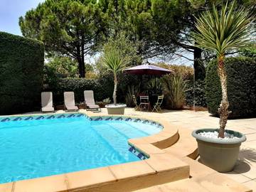 Gîte pour 14 personnes, avec vue ainsi que jardin et piscine, adapté aux familles à Cazouls-lès-Béziers