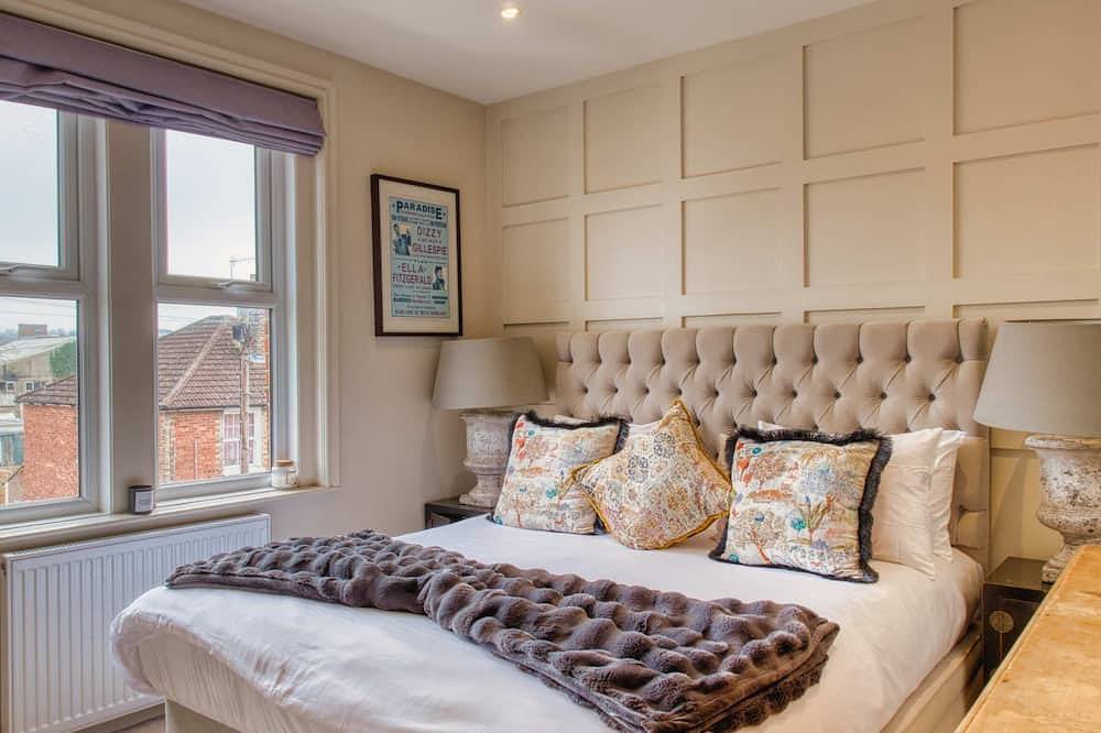Spacious House In Guildford in Guildford, Surrey