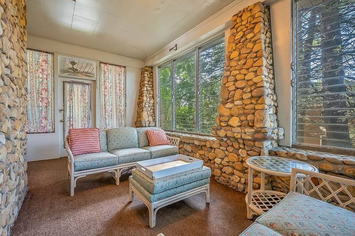 Vacation rental for 24 people, with yard and hot tub in Hendersonville