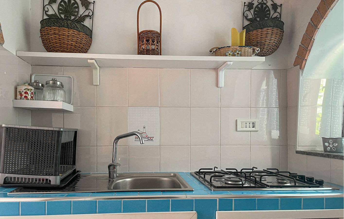 Apartamento vacacional entero, Apartamento con vistas al mar, WiFi, aire acondicionado y aparcamiento, a 2 km de la playa. in Pollica, Cilento