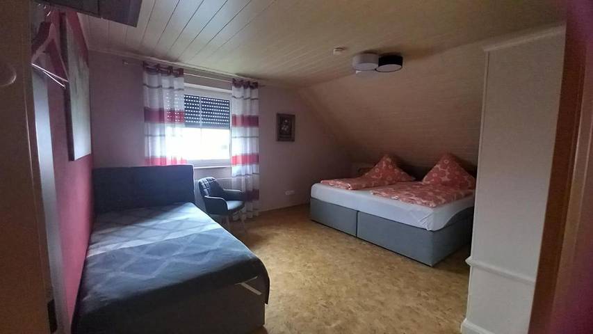 Ferienwohnung für 5 Personen, mit Balkon und Terrasse sowie Garten und Ausblick in Burtenbach