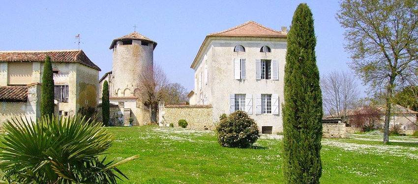 Gîte pour 25 personnes, avec terrasse ainsi que jardin et piscine