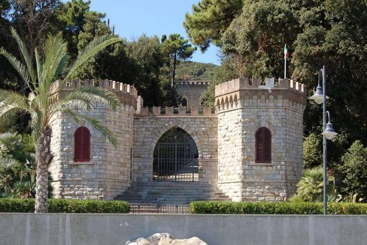 Casa vacanza per 4 persone, con panorama e balcone nonché giardino e piscina in Cavo