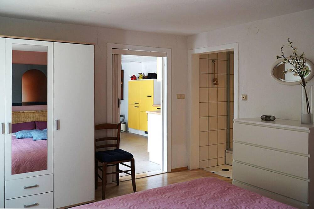 Entire apartment, Holiday home with art-formerly Tui Ferienhaus in Leipzig-South, Leipzig
