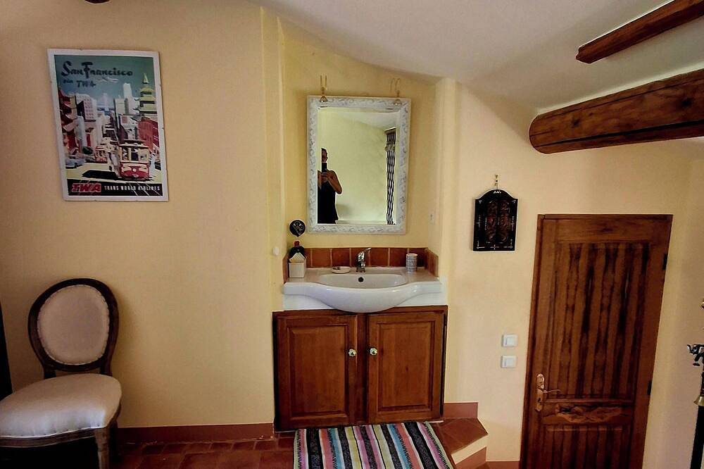 Chambres d'hôtes attenantes à la maison principale avec entrée séparée in Bédoin, Parc naturel régional du Mont-Ventoux