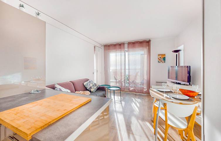 Ganze Ferienwohnung, Appartement mit Meerblick, Parkplatz, TV und Internet, 1 km zum Strand La Grande Conche in Pontaillac, Royan