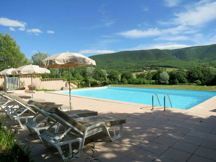 Location de vacances pour 4 personnes, avec terrasse à Céreste