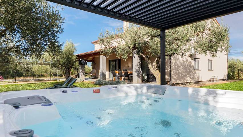 Villa für 6 Personen, mit Whirlpool und Terrasse sowie Garten in Fazana